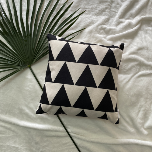 Our Contemporary Collection has clean black-and-white geometric patterns that will take your breath away. These beautiful prints will bring a high-level of sophistication to your space. A must have set for any outdoor space. 